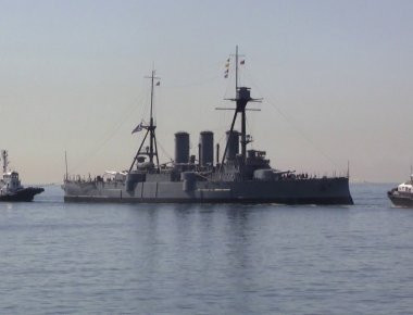 Μέλος του πληρώματος του Θωρηκτού «Αβέρωφ» διέσωσε 25χρονο που έπεσε στη θάλασσα